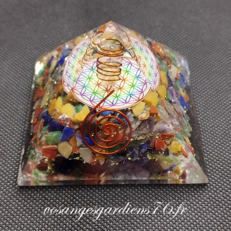 Pyramide orgonite Fleur de vie colorée avec pointe de Cristal 7cm
